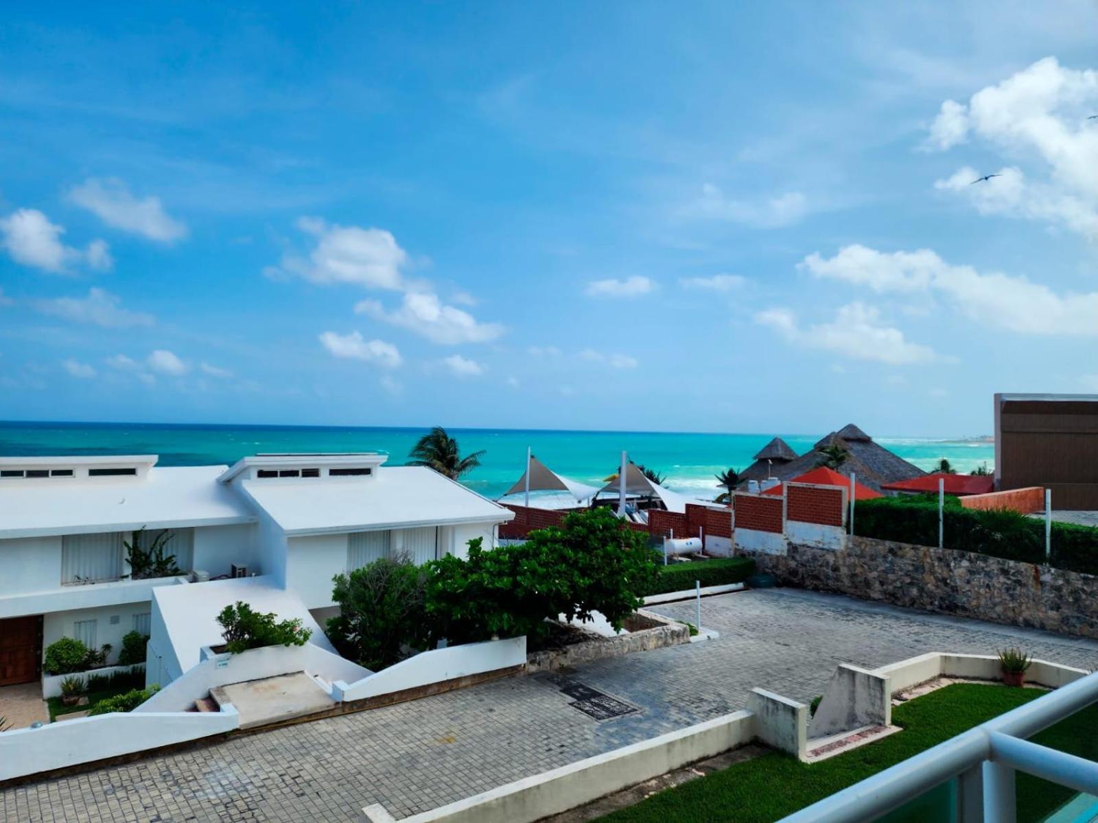 Beachfront Apartments Канкун Экстерьер фото