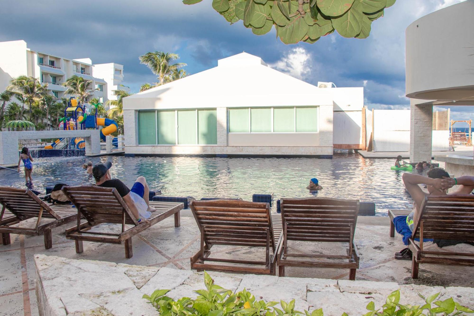 Beachfront Apartments Канкун Экстерьер фото