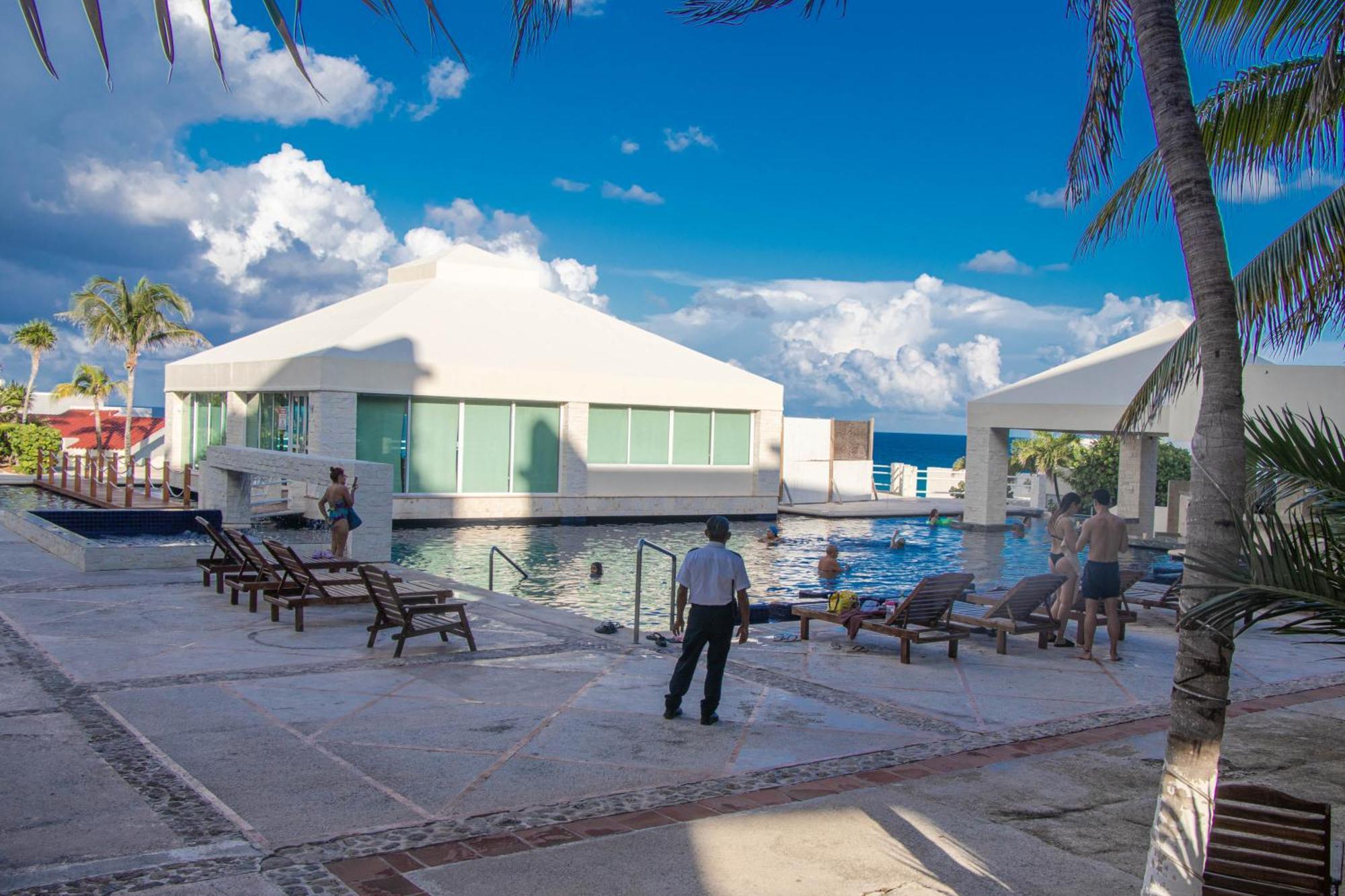 Beachfront Apartments Канкун Экстерьер фото
