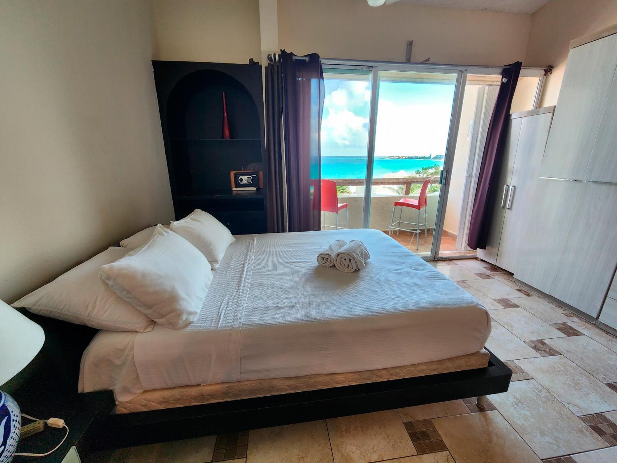 Beachfront Apartments Канкун Экстерьер фото