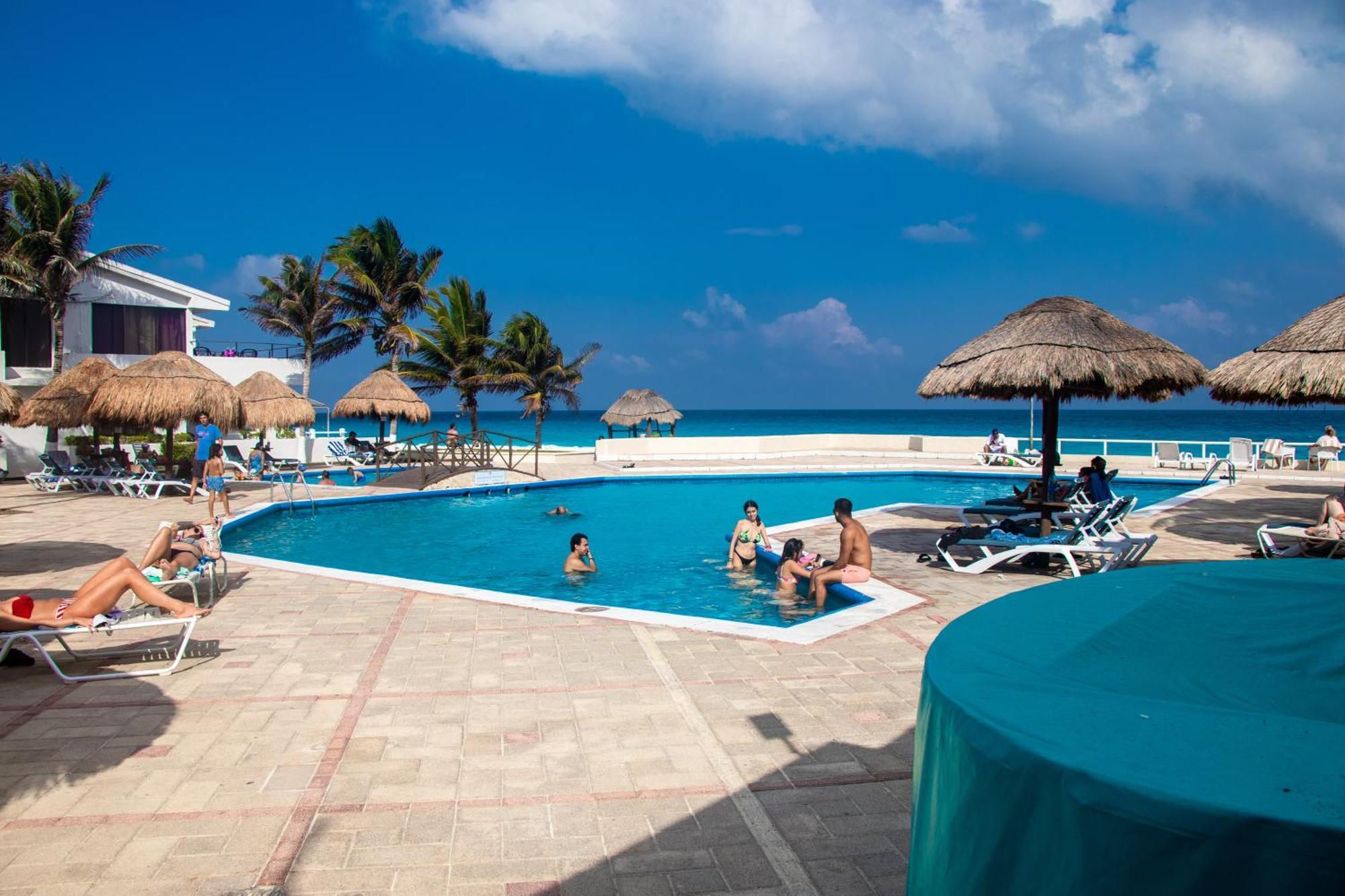 Beachfront Apartments Канкун Экстерьер фото