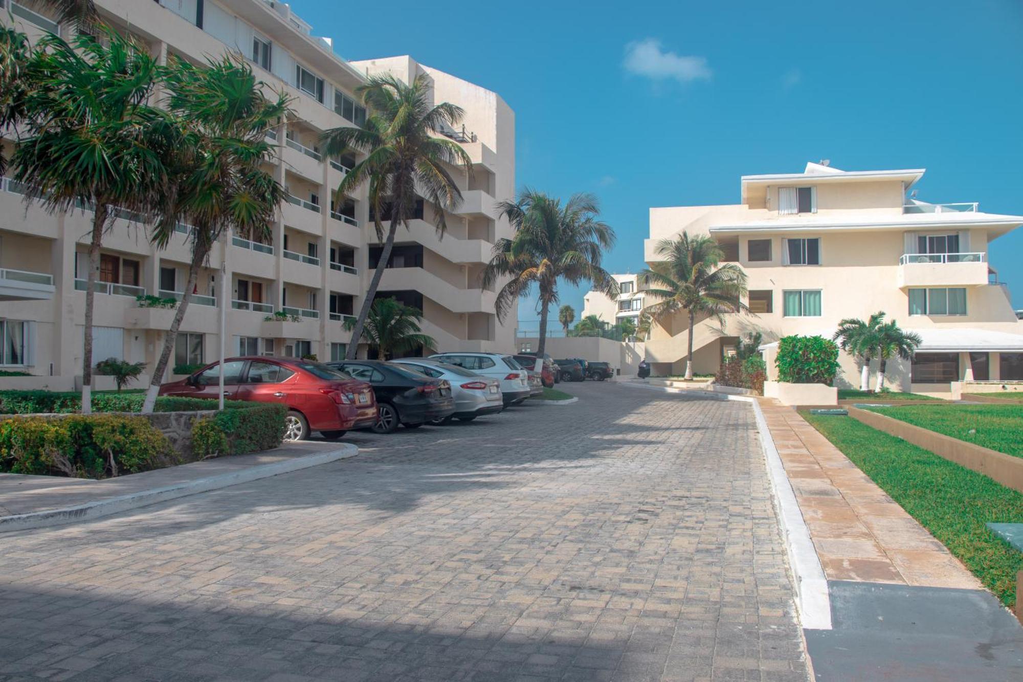 Beachfront Apartments Канкун Экстерьер фото