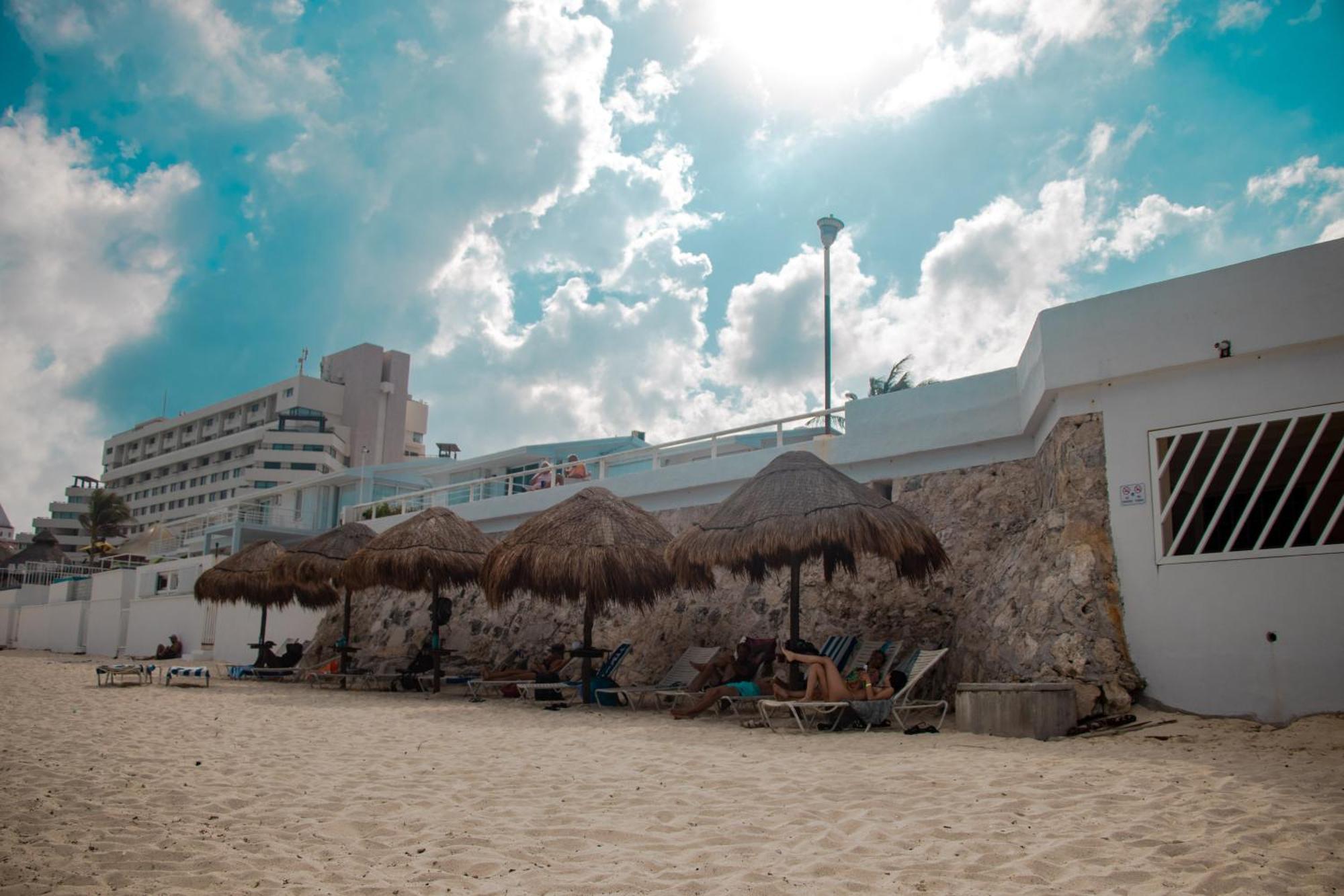 Beachfront Apartments Канкун Экстерьер фото