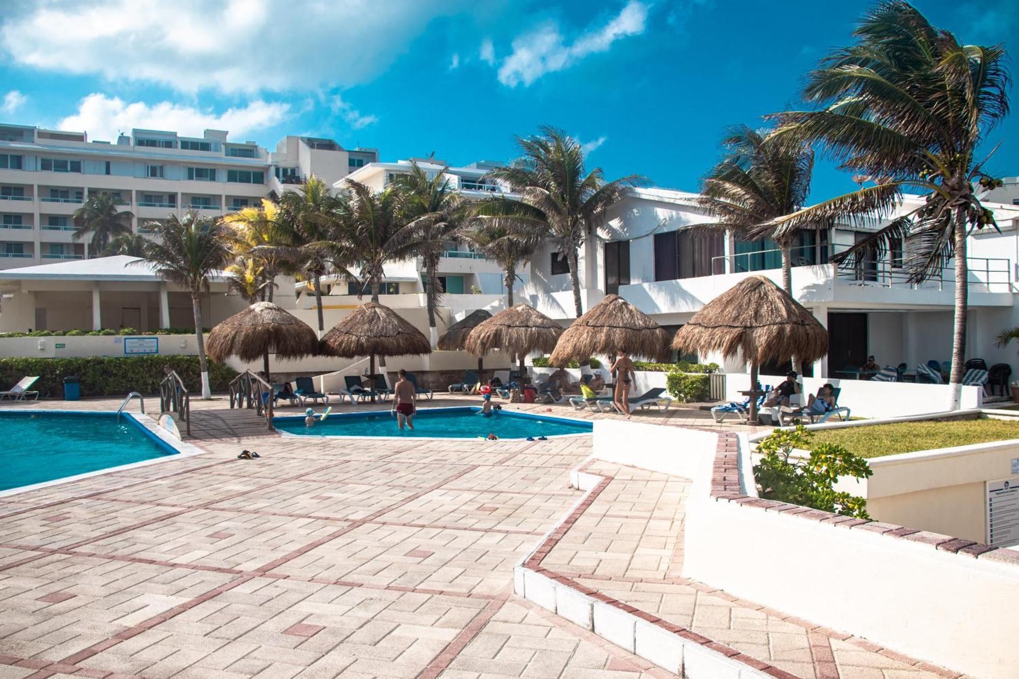 Beachfront Apartments Канкун Экстерьер фото