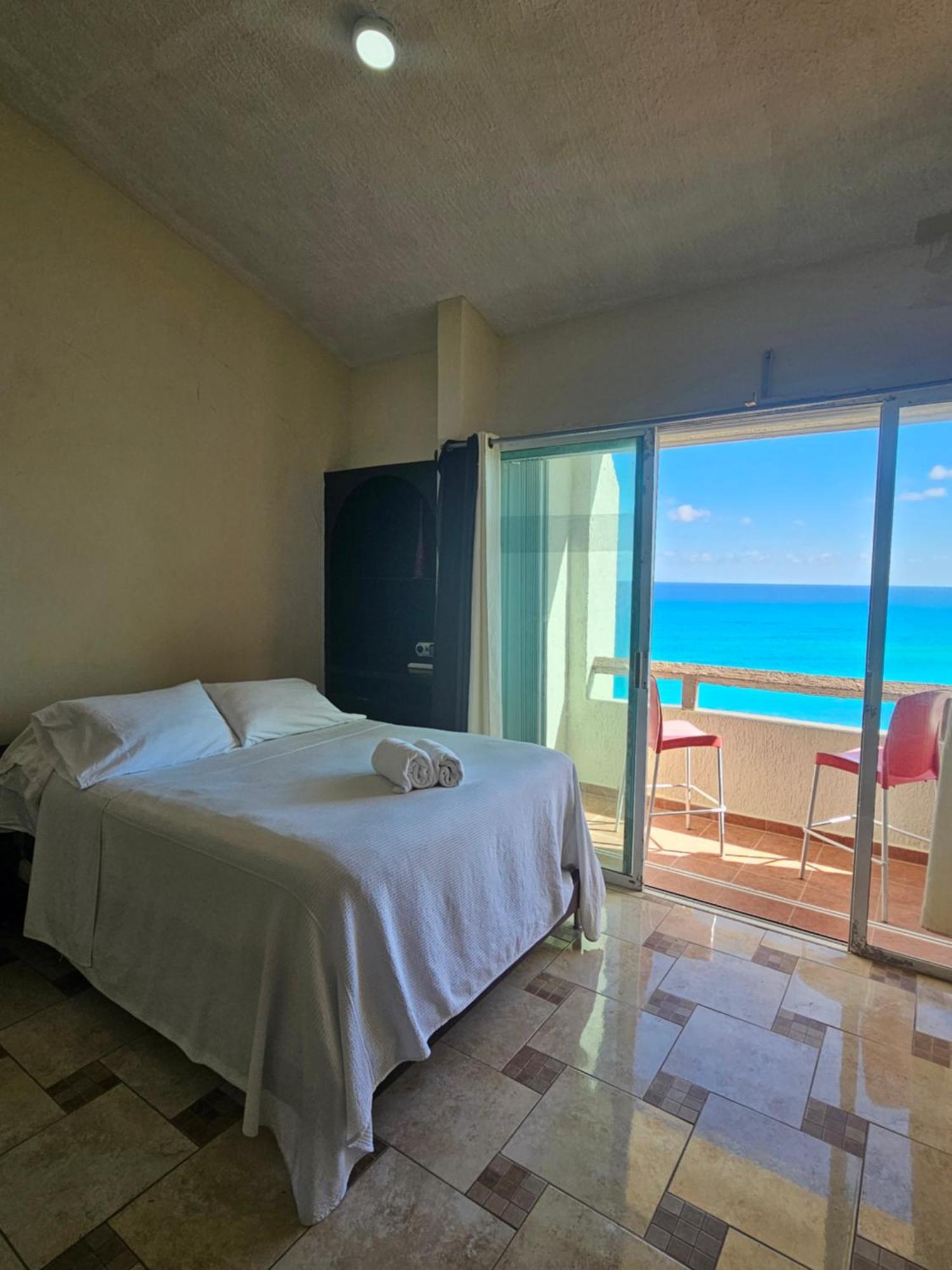 Beachfront Apartments Канкун Экстерьер фото